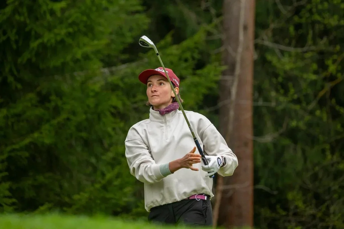 Aleksandra Chekalina following the flight of an iron shot