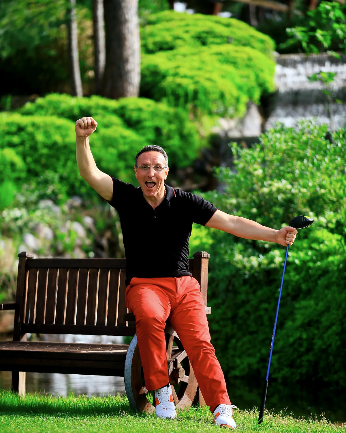 Mahmut Baran celebrating on the golf course with his club